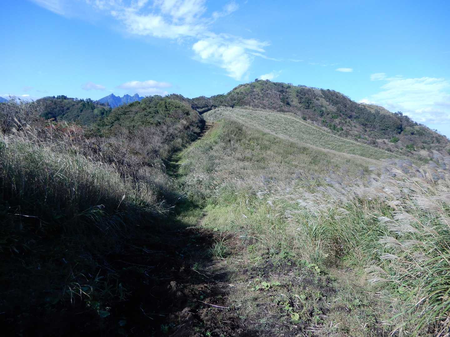 右奥　宮地嶽へ一旦下り込み、登り返しです😓