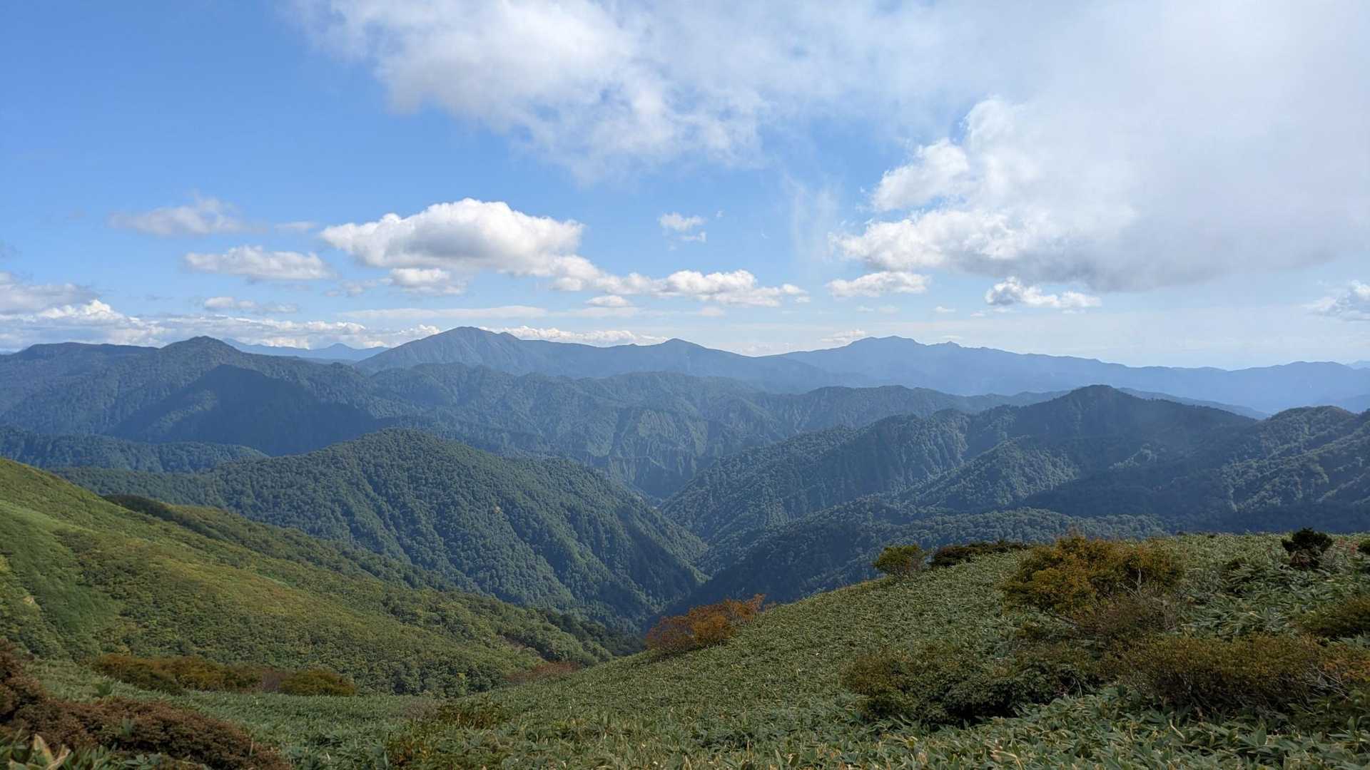 県境まで来たら、稜線の向こうがお出迎え〜🤩
至仏山〜武尊山が、ど～んと見えます!
