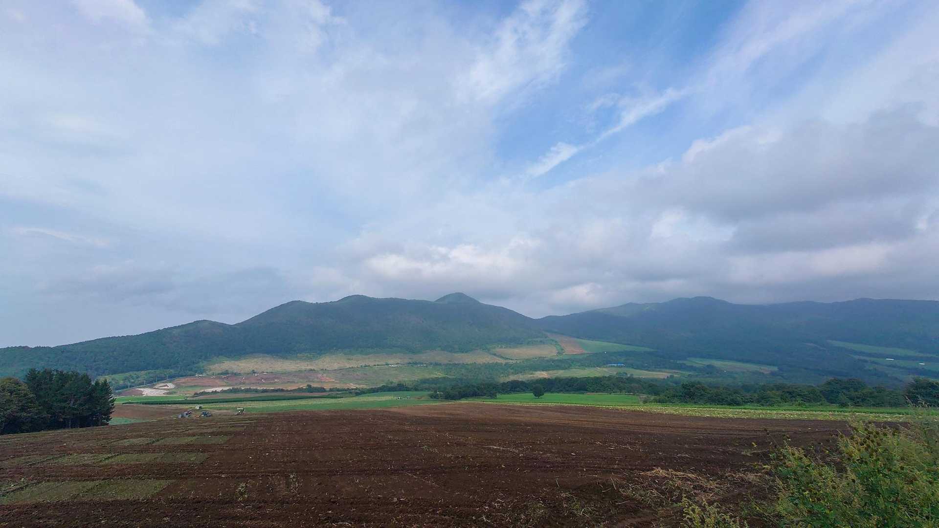 下山すれば悪くない天気……と思ったら、この後、登山口に辿り着くのとほぼ同時にポツポツと降り出しました。