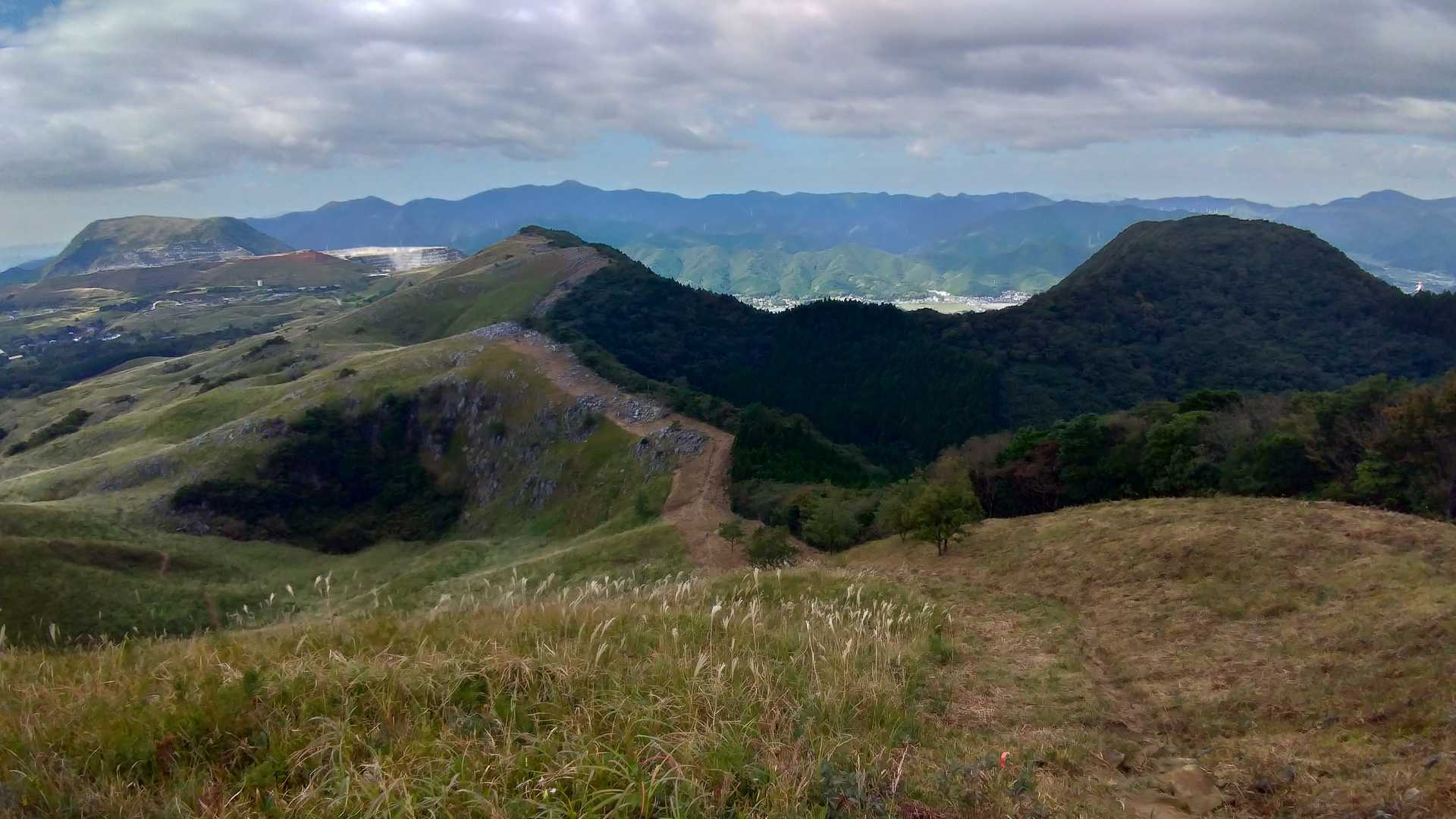 四方台に到着💦　左にドリーネの小穴とさっき登った大平山、奥に福智山が見えてます