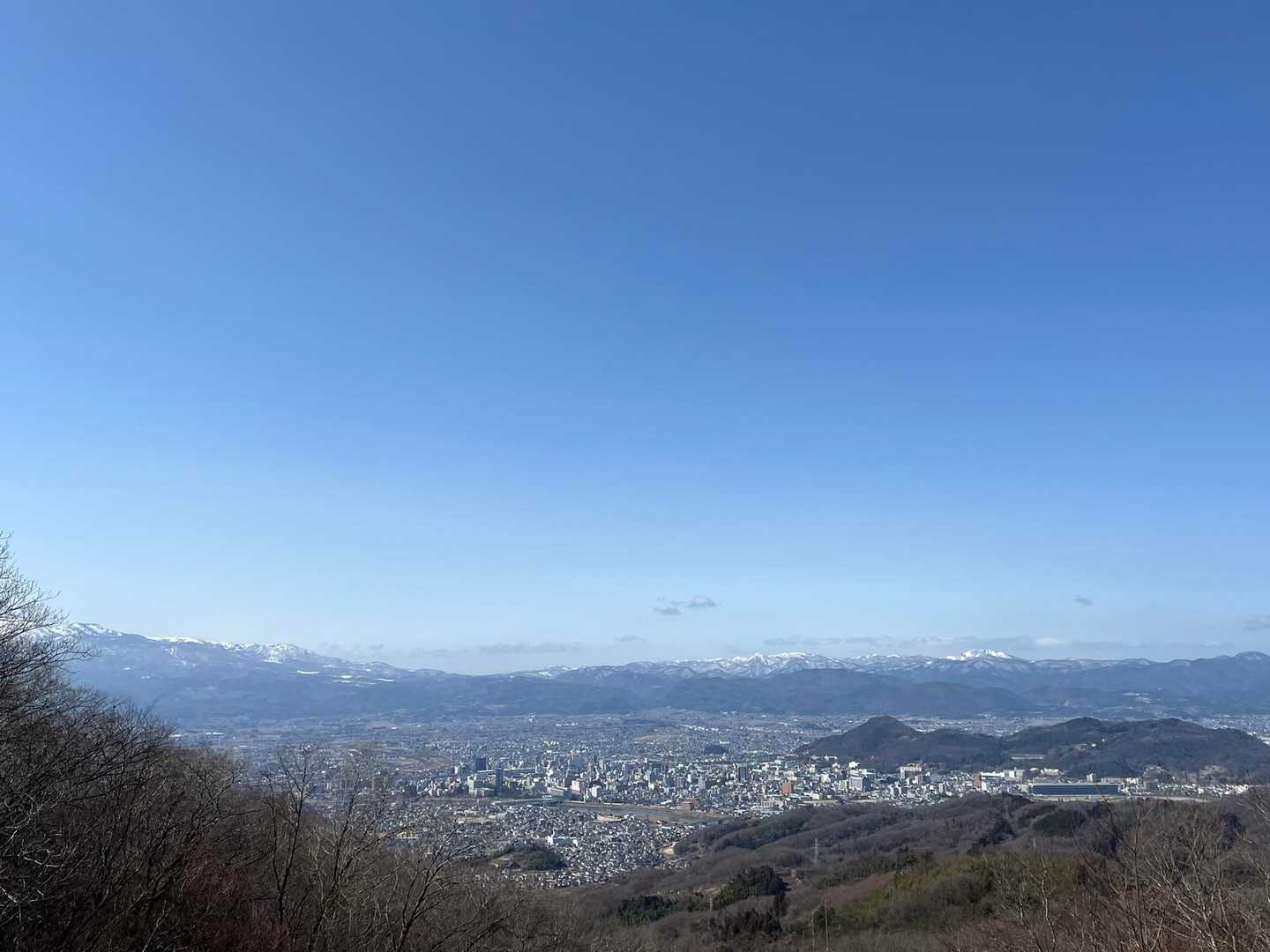 福島市側の山々
雪溶けたら今年も登りたい！