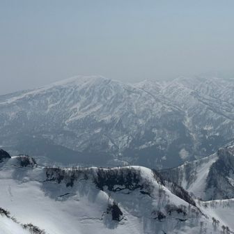 浅草岳
今日は春の陽気のせいか遠方は霞んでます。