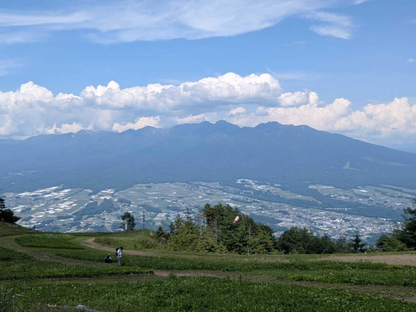 展望と森。豊かな山の表情を楽しむ長野・入笠山＆大阿原湿原コースの写真