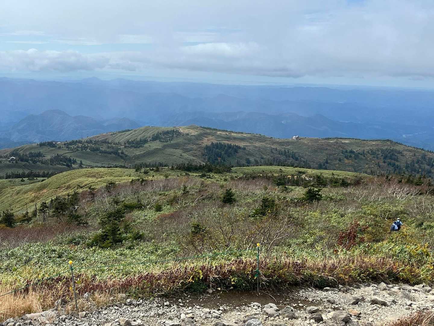 下山します！
左端の阿仁避難小屋からゴンドラ山頂駅、正面はあと行く石森、その右に森吉神社が俯瞰できる
