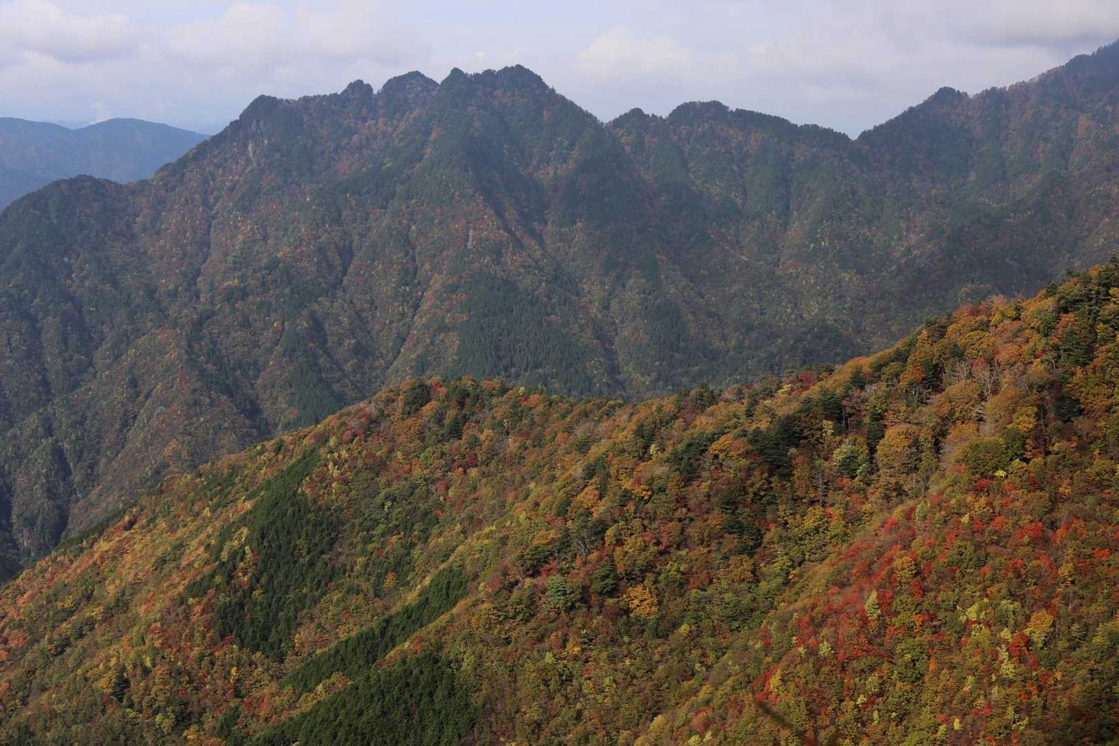 曇ってはいるけどガスはないし良き眺め😆😆😆 稲村ヶ岳と山上ヶ岳かな