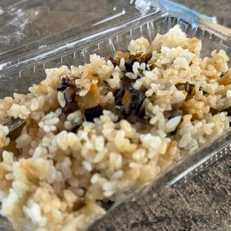 駐車場🅿️の売店で売ってたサザエめし 400円

おばちゃん曰く、採れたてのサザエ🐚とそこら辺に生えてる海藻の炊き込みご飯🍚らしいです。

磯の香りとコリコリのサザエが旨し👅
安すぎやろ❗️