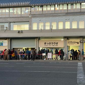 夜明け。黒部ダム、立山に向かう方のチケット購入行列。