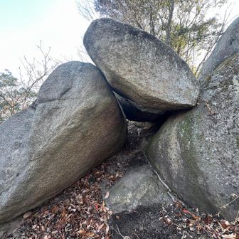 胎内くぐりの岩。
狭いな...今日は1人なのでやめておこう。