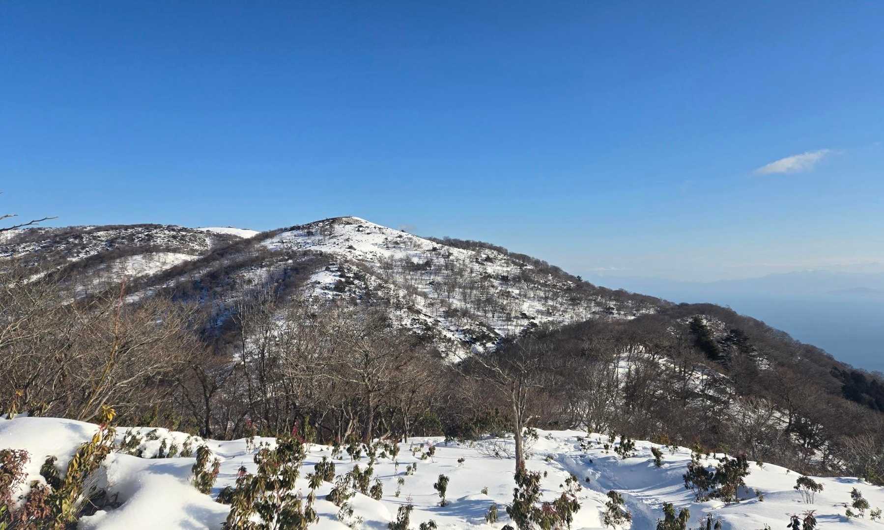 ホッケ山とさらにその奥に目的地の蓬莱山も見える絶好のビューポイント