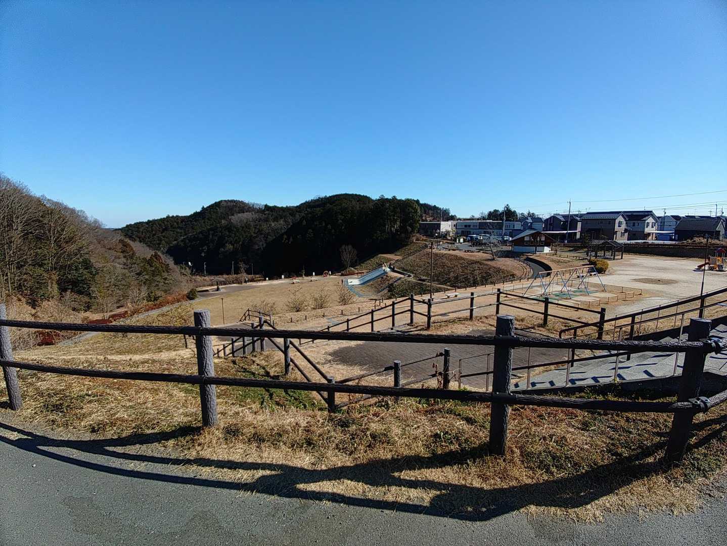 龍崖山公園駐車場からスタート。最初は工業団地の中を歩きます🚶