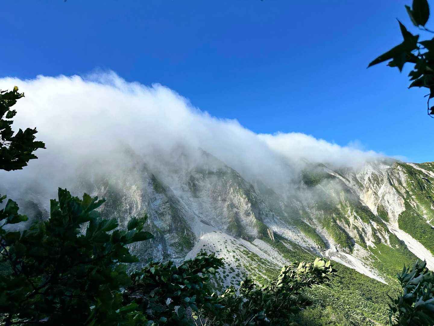 滝のように流れ落ちてくる雲
圧巻！