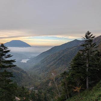 夜明けの男体山