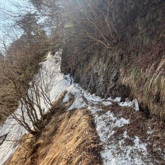 登山道が雪で覆われていて、通行が困難でした😓