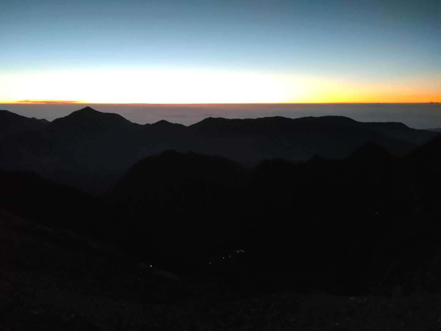 息を沈め　🌄朝日を待つ