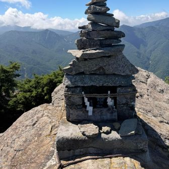 山頂の祠