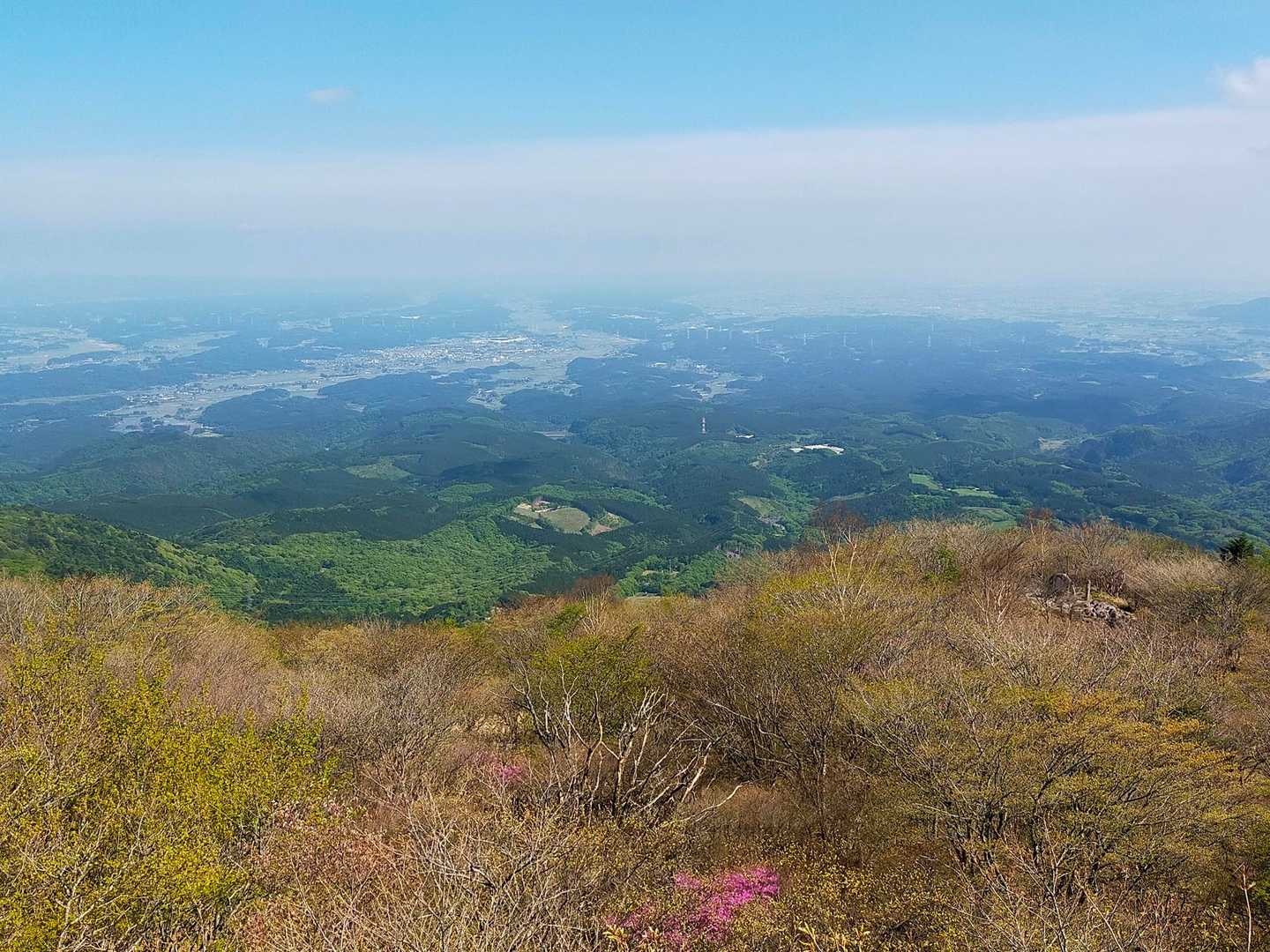 展望台から
矢板市と右に旧山頂見える🫡