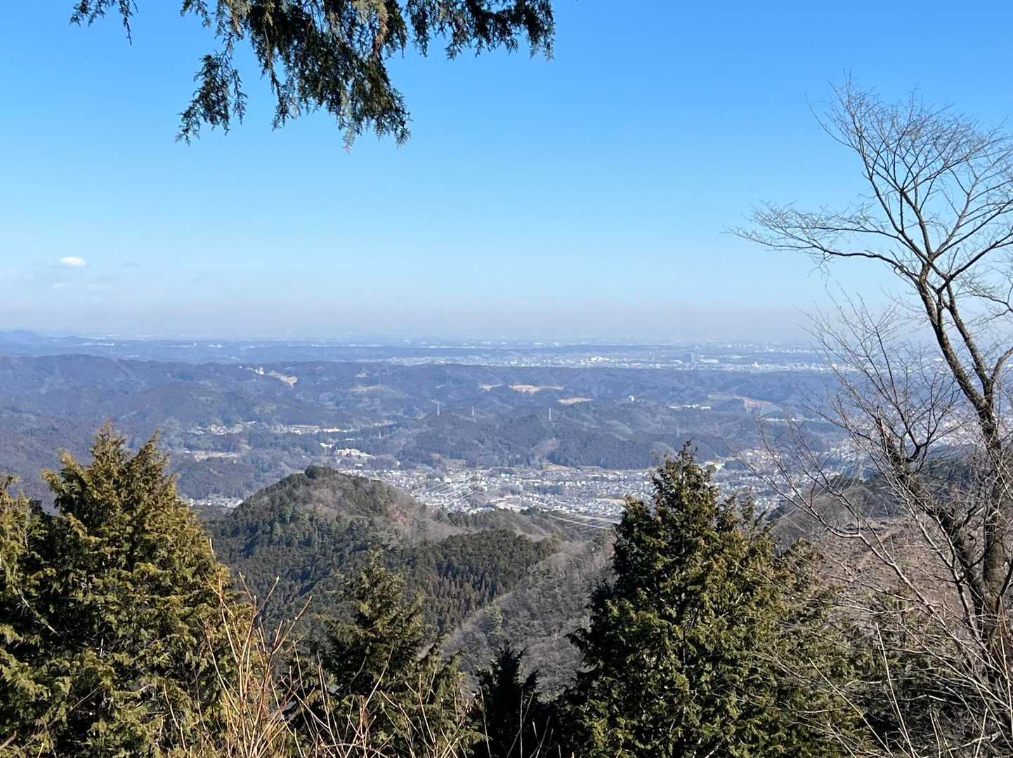 刈寄山から眺めた、今熊山越しの景色
