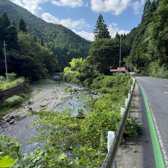 赤い屋根がバス停🚍 なかなか充実の山歩でした！最後までお読みいただき感謝です🙇‍♂️