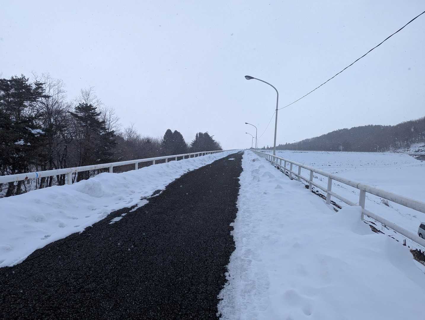真っ白な煙山ダムを右手に見ながら👣