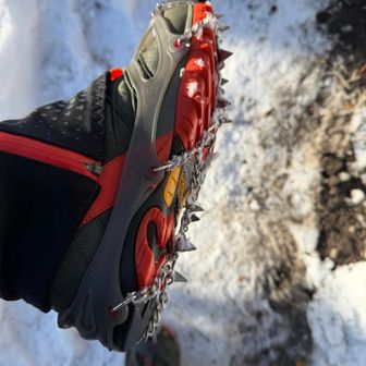 登山口でおまじないのチェンスパ装着