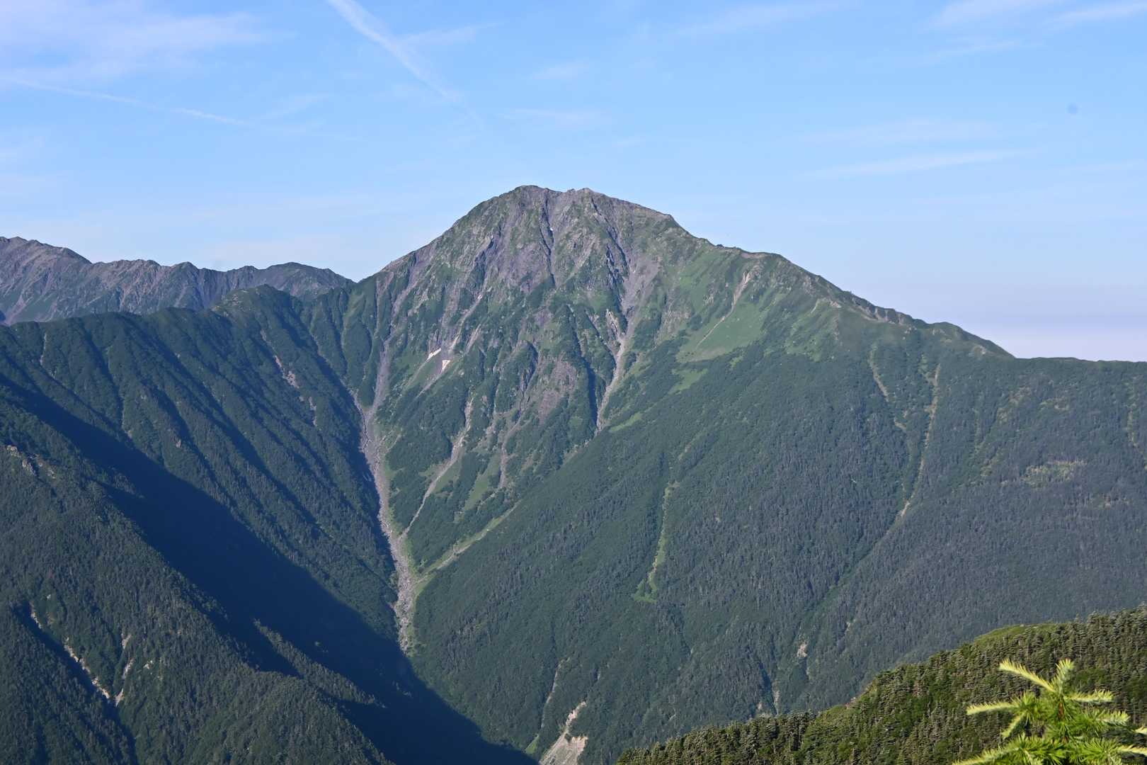 同じくアップで北岳。またもやこんなに近くで綺麗に見えたのは初めてです。
