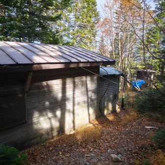 籔沢小屋は避難小屋でしょうか。ちょっと覗いたら毛布など置いてあるようでした