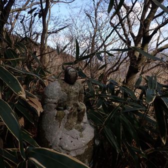 さらに下るとお地蔵様。ここが本当の白猪峠。