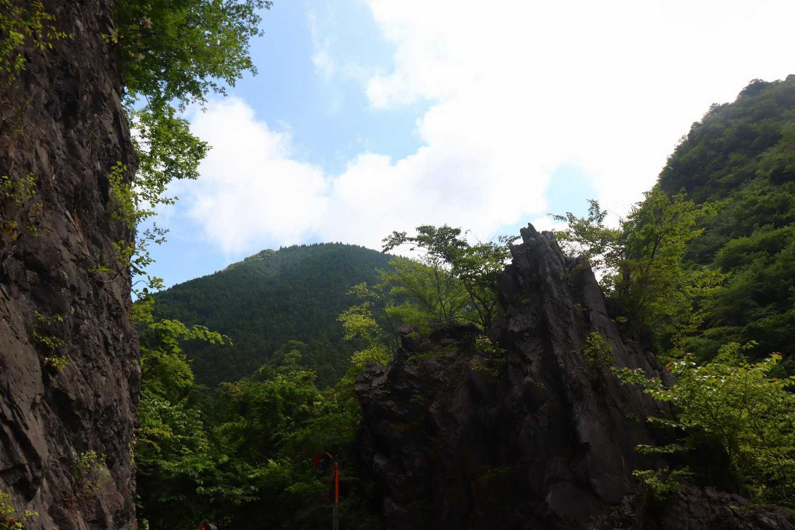 見上げると青空と山。