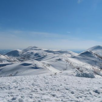右からシャクナゲ岳、チセヌプリ、ニトヌプリ、イワオヌプリ