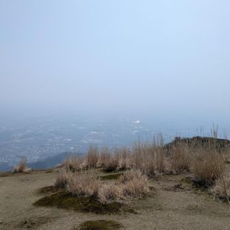 うーん霞んであまり見えない。今日はF1やってるんで鈴鹿サーキットの遠望見たかったな