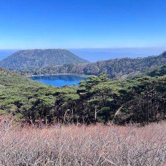 2湖パノラマ展望台から

手前は、六観音御池
奥は、甑岳

隠れて見えませんが、左手に白紫池があります。
