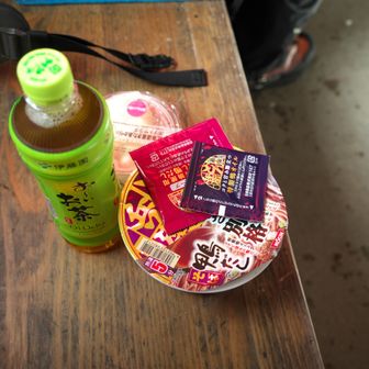 雪で埋まって無いので明るい避難小屋でお昼。