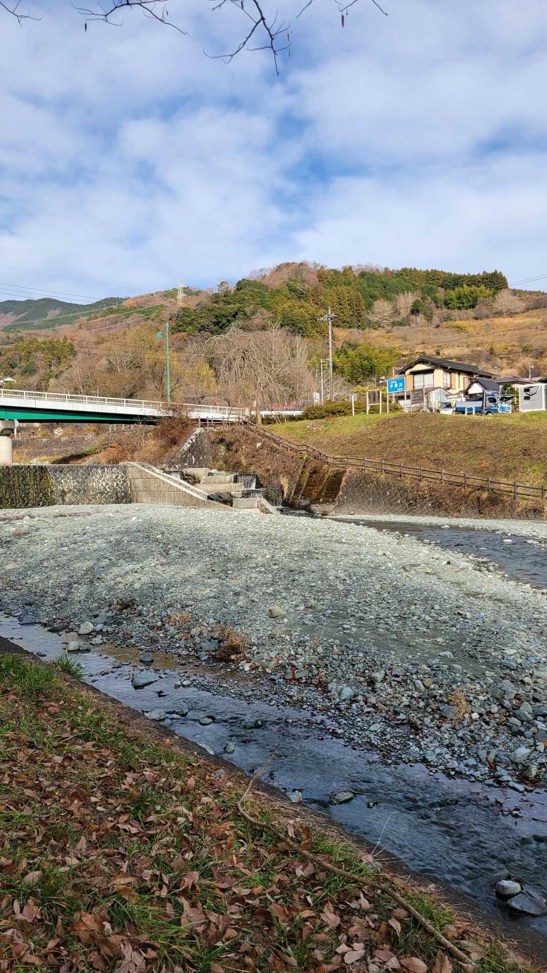 あの橋を渡ったら🅿️に到着
短時間で楽しめた山納め山歩でした～👍
皆さんよいお年をお迎えくださーい🙇