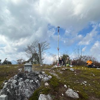 山頂は広く痩せ尾根の上りが信じられないくらいです
ゆっくりと昼食タイム🍜
青空に暖かい日差しが流れていきます
