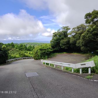 峠の駐車場 下