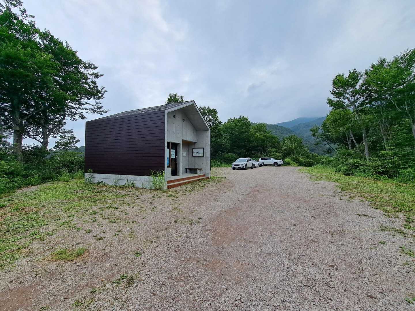 　狭い道をしばらく走って保久礼（ほっきゅれい）登山口へ。トラロープで区分された駐車場は二十数台駐車できます。
　トイレ（簡易水洗）、更衣室・登山届箱がキレイに小屋に整備されています。