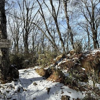 守屋山山頂に向かいます。
下るので、ここでチェーンスパイク。