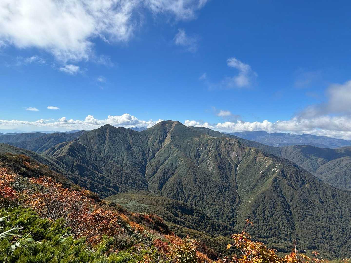 仙ノ倉山と北尾根。仙ノ倉山の右奥に僅かに平標山も見えます。左側のピークはエビス大黒ノ頭。