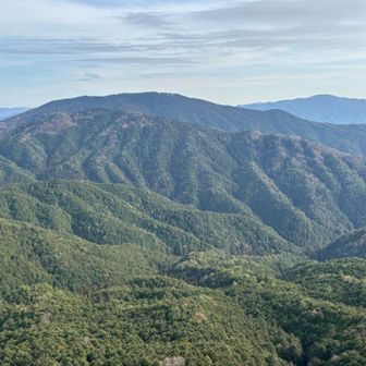 備前坊山と右奥に白木山