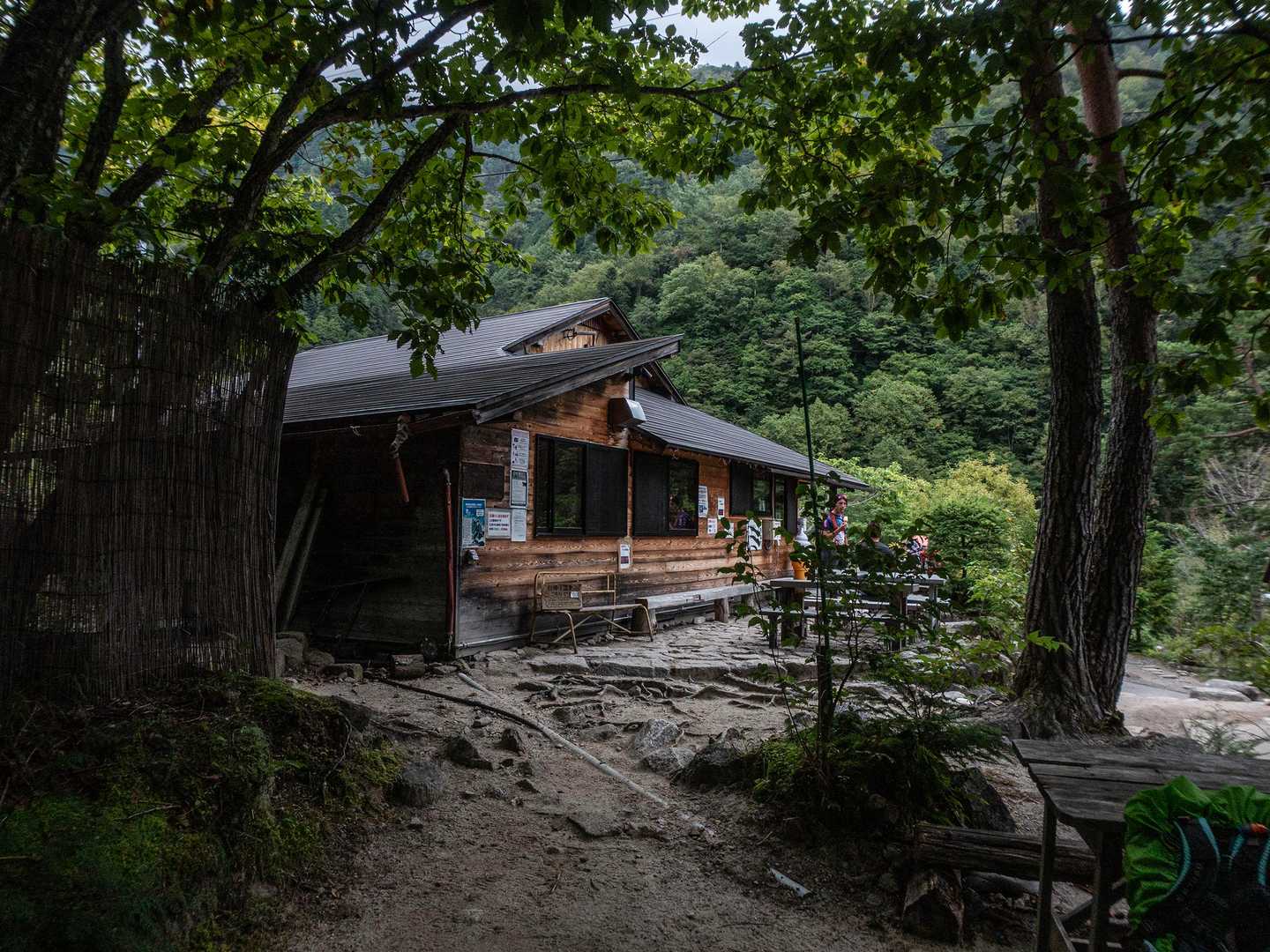 中房温泉到着
なんとか雨に合わずに無事下山