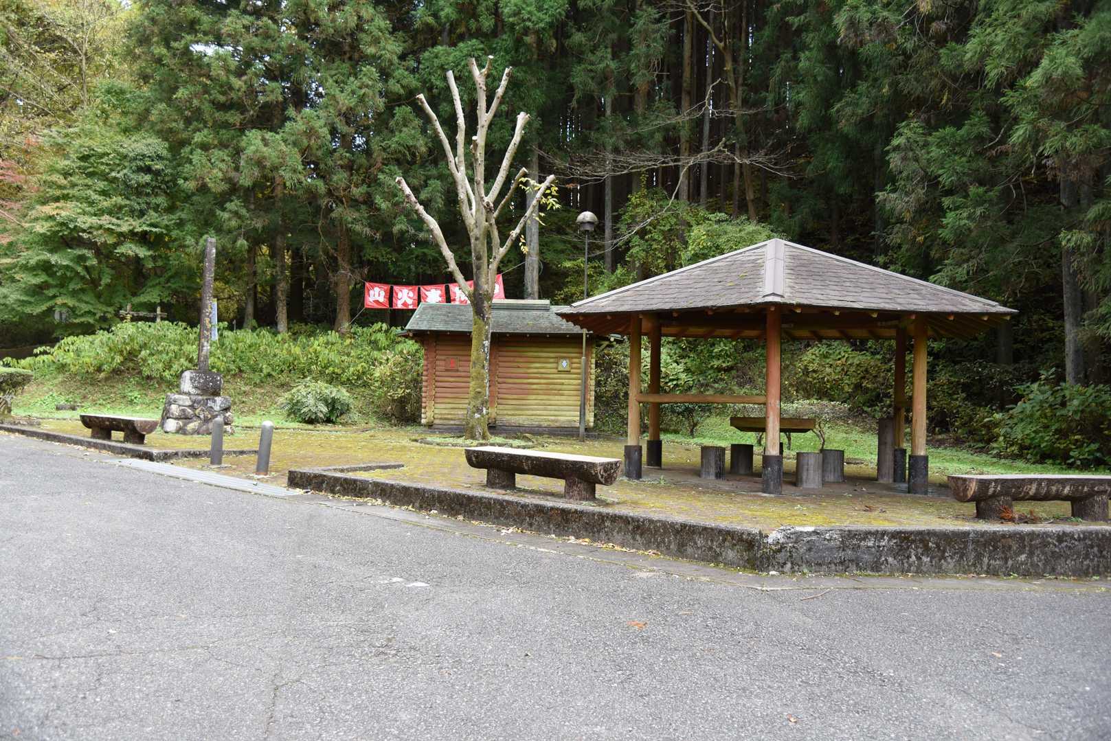 駐車場とトイレです。
トイレは漏水のため使用できませんでした。