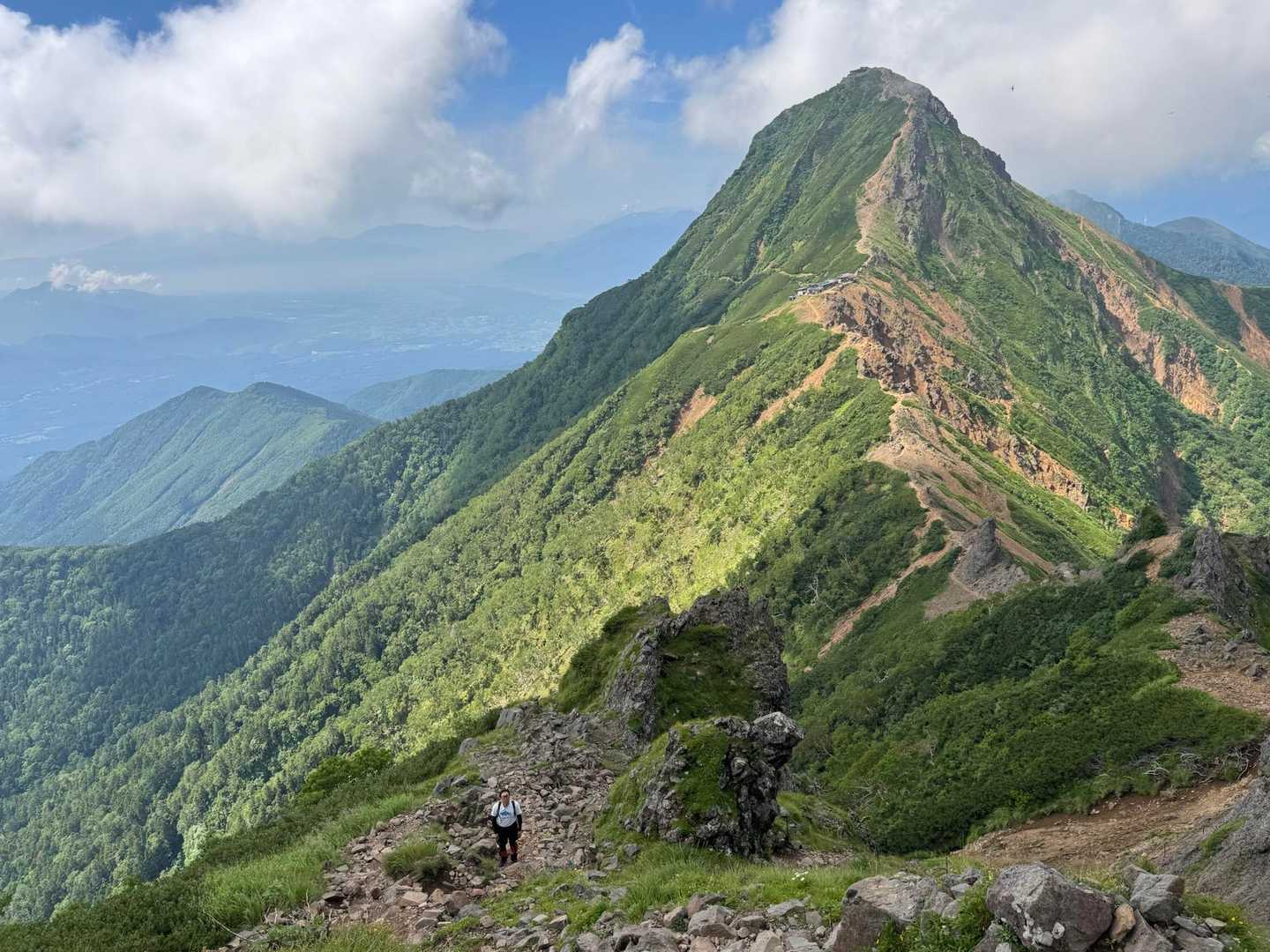 振り向けば❗️
赤岳の稜線😊

カズさんが小さく見えてる😆

ありがとう赤岳😊