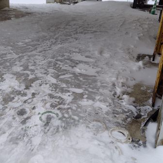 天神山のリフト(峠ペアリフト)に乗って降り口あたり

山全体がガリガリ

おっかなびっくり⛷️ですね～