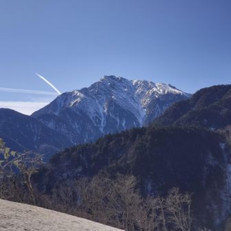 なんだかとても穏やかに見えますが、飛行機雲の流れるスピードがとんでもないので、かなりの暴風が吹き荒れていると思われます。
（結局、この日の登頂者は１名だった模様です。やはり小屋上は爆風だったようで😧）
