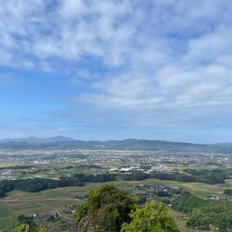 不動岩のすぐ下まで来れて、駐車場もありましたよ🙌

ちょっと…不動岩まで上がれそう…？

娘…無理。駐車場で待つ。

はい。
では、私ちょっと行ってまいります😑

10分足らずで到着！
こんなに天気良いのに…

山行きたいわぁー✨