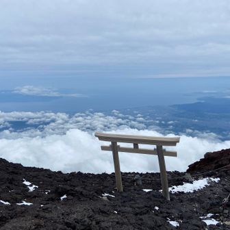 奥宮下の岩淵鳥居、今日は景色が見える！