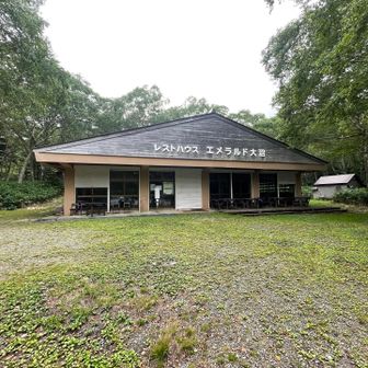 湖畔にいにしえのレストハウス
いつまで営業していたのやら
奥の公衆トイレは手入れされていた👍