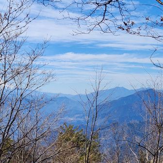 三国山からみた富士山🗻
ここからは、昨年12/13に歩いた「生藤山から熊倉山」の逆コースを歩みます。一度歩いたところを歩くのでちょっと安心感があります。