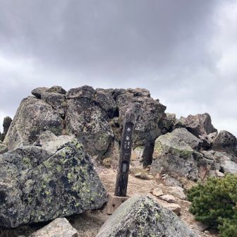 赤岳に戻る
行きは人がいっぱいいたのでスルー
怪しい雲⛈️増えてきた