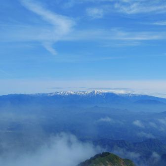 アップで飯豊山✨